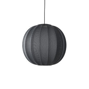 Rund sort pendantlampe med strikket tekstur, hænger fra ledning. Designet af ISKOS-BERLIN.